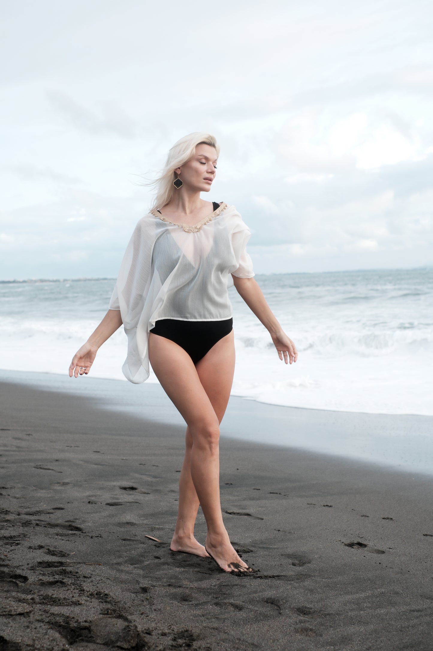 Flowy white chiffon beach kaftan, elegant resort wear for women in Dubai.