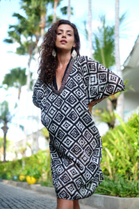 Chic Ameyo V-neck kaftan with black and white geometric patterns, crafted for women’s beachwear and perfect for Dubai vacations.