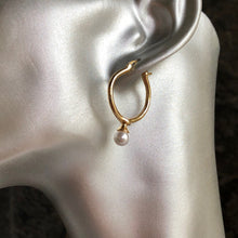 Load image into Gallery viewer, Mette natural pearl gold hoop earrings