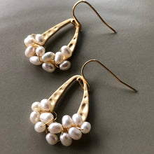Load image into Gallery viewer, Esmee hammered gold natural pearl cluster earrings