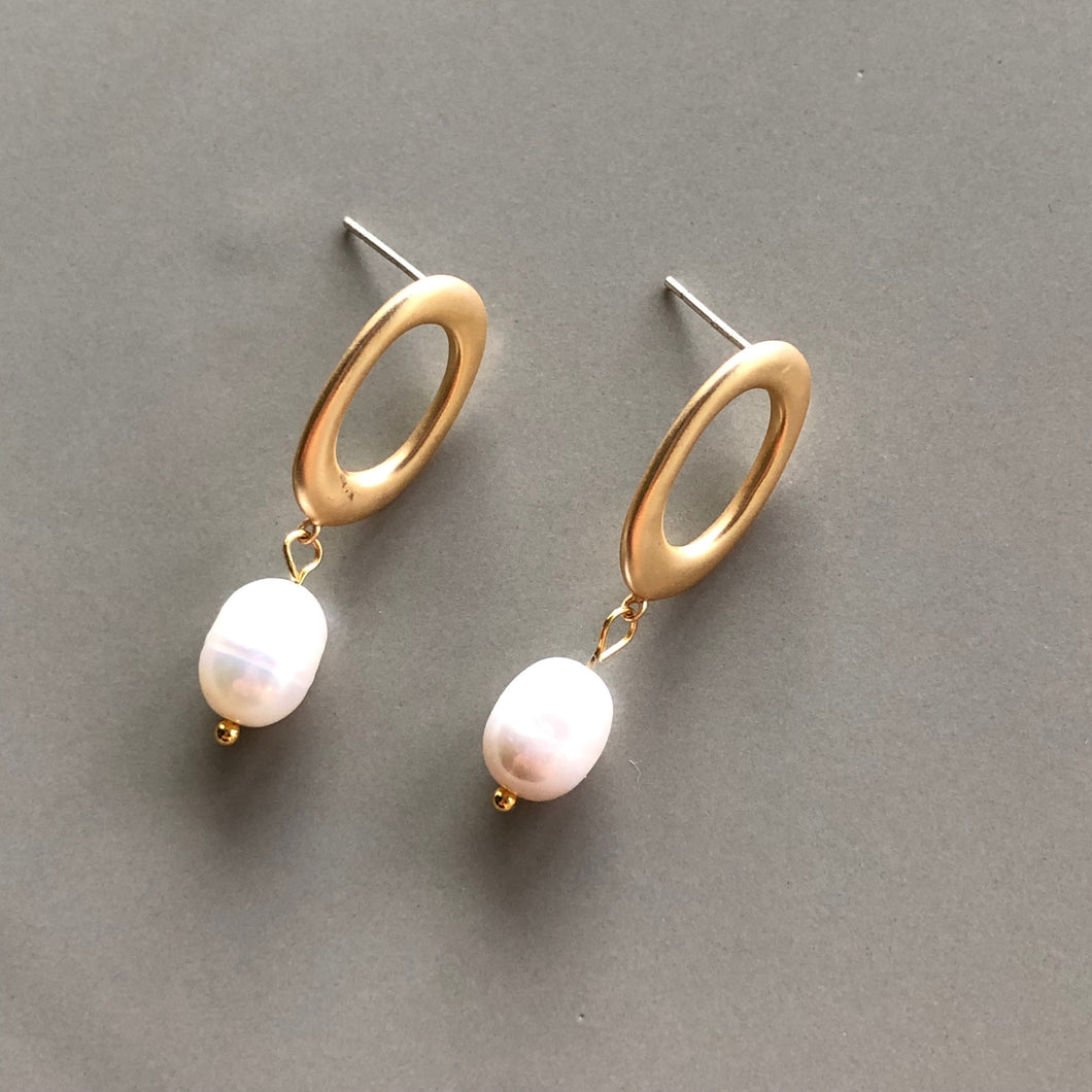 Mila tiered natural pearl gold oval hoop earrings