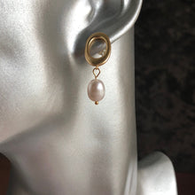 Load image into Gallery viewer, Mila tiered natural pearl gold oval hoop earrings