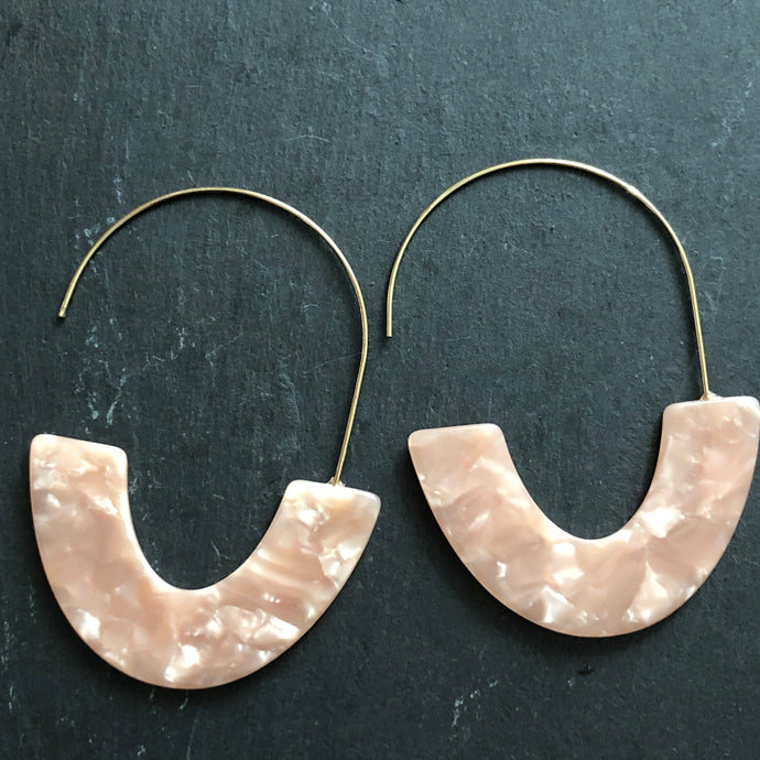 Jules maxi resin marbled earrings in peach