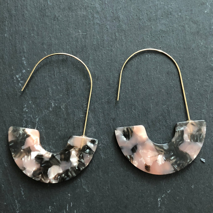 Jules midi resin u-shaped marbled earrings grey pink