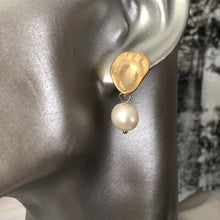 Load image into Gallery viewer, Mona asymmetrical textured gold natural pearl earrings