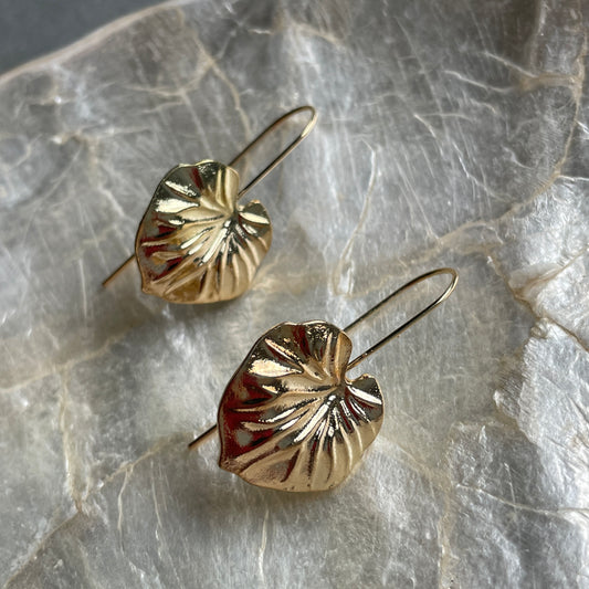 Elegant gold leaf earrings for Dubai women who love timeless, nature-inspired jewelry
