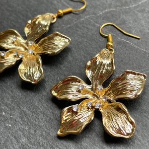 Risa textured gold flower dangle earrings