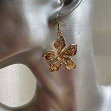 Load image into Gallery viewer, Risa textured gold flower dangle earrings