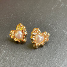 Load image into Gallery viewer, Hammered gold faux pearl stud heart earrings