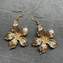 Load image into Gallery viewer, Risa textured gold flower dangle earrings