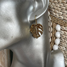 Load image into Gallery viewer, Panra Textured Gold Leaf Earrings