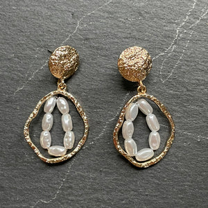Ariel textured gold natural pearl double oval hoop earrings