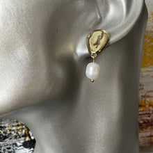 Load image into Gallery viewer, Ada Asymmetrical Freshwater Pearl Earrings