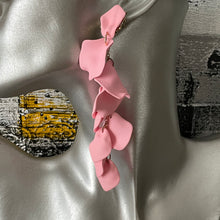Load image into Gallery viewer, Odette Floral Dangle Earrings