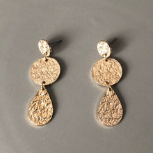 Load image into Gallery viewer, Eidyth textured gold dangle earrings