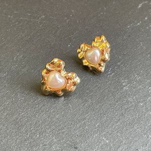 Hammered gold faux pearl stud heart earrings