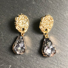 Load image into Gallery viewer, Istas natural druzy crystal earrings with textured gold pin and gold accents in black