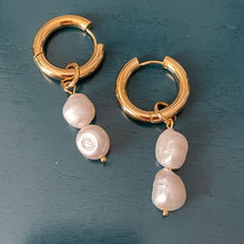 Load image into Gallery viewer, Sansa natural pearl gold huggie hoop dangle earrings