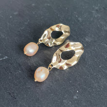 Load image into Gallery viewer, Maj Pink Freshwater Pearl Earrings