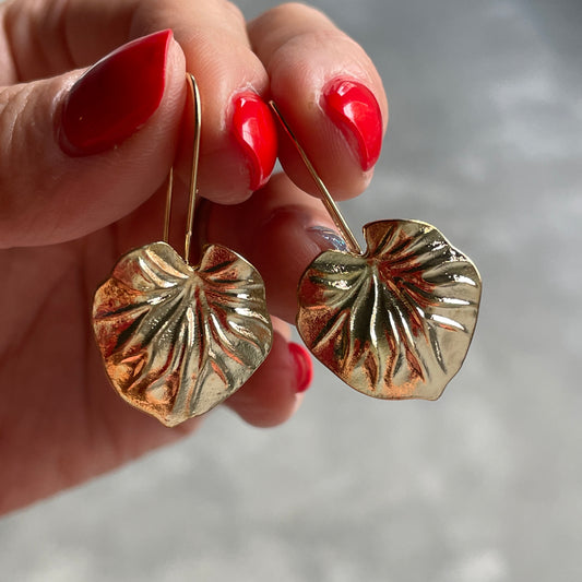 Lily gold leaf dangle earrings for women in Dubai, made from lightweight alloy